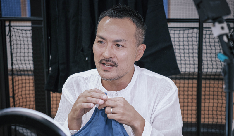 京都山城三代目がラジオ配信をする様子